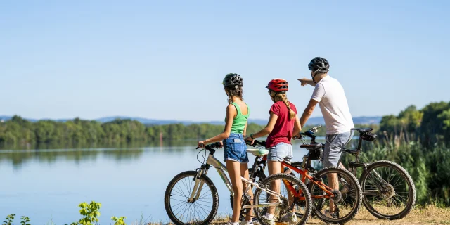 VTT au bord de l'eau en famille