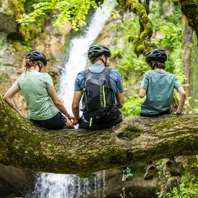 Mountainbiken in der Natur mit der Familie