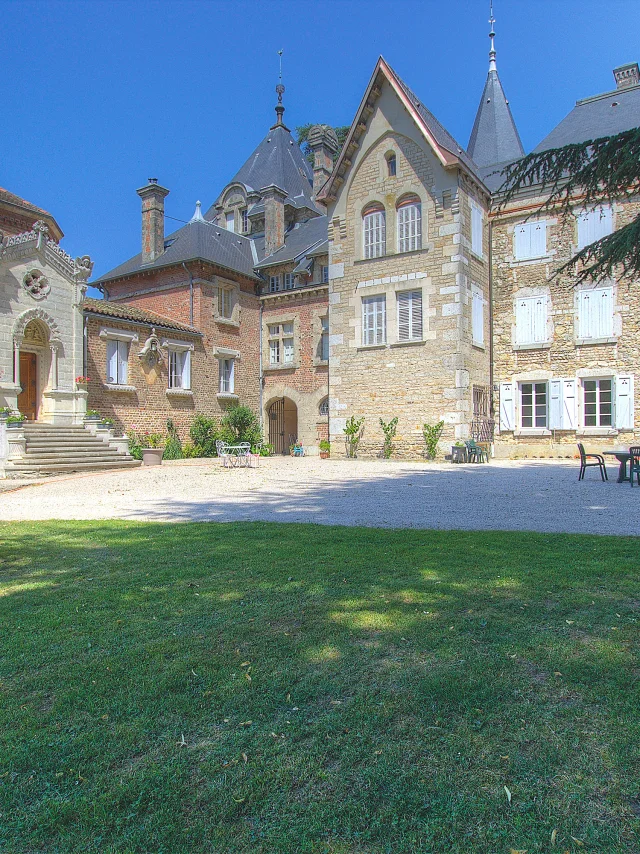 Hébergement Authentique Chateau de Varambon