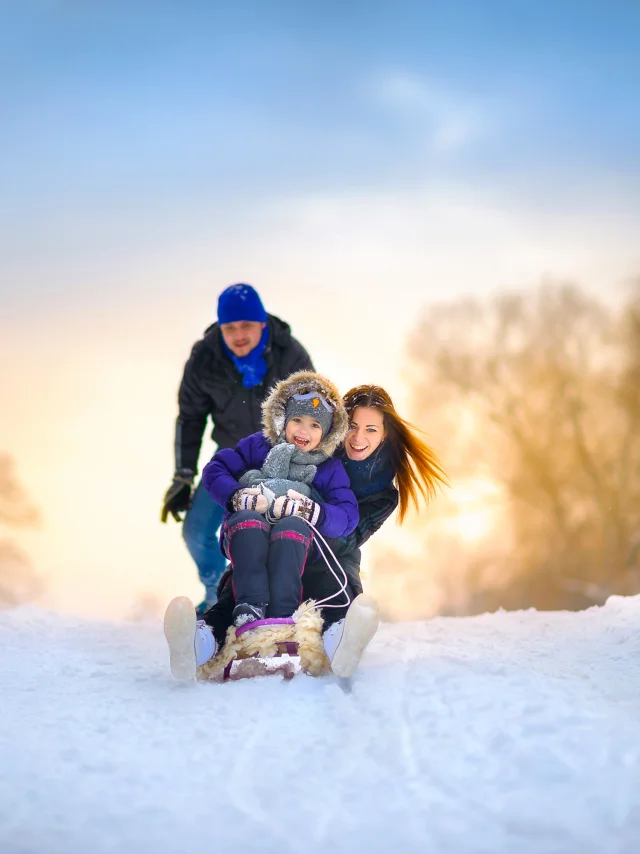 Outdoor, famille en luge dans la neige