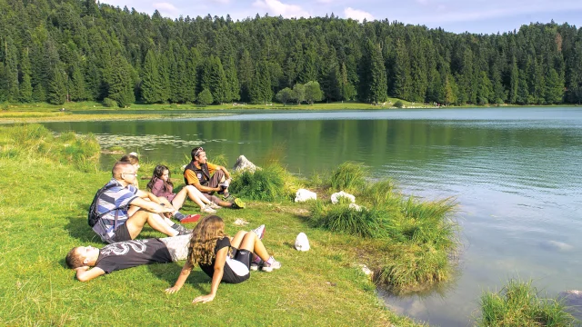 Touristes au bord du lac Genin