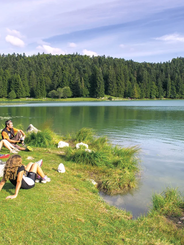 Touristes au bord du lac Genin