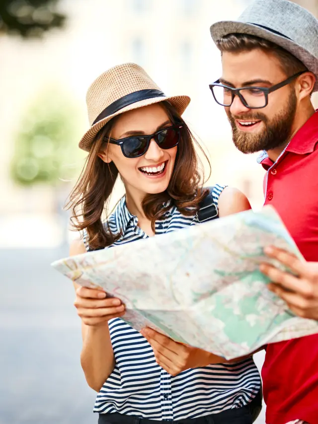 Couple citadin regardant une carte