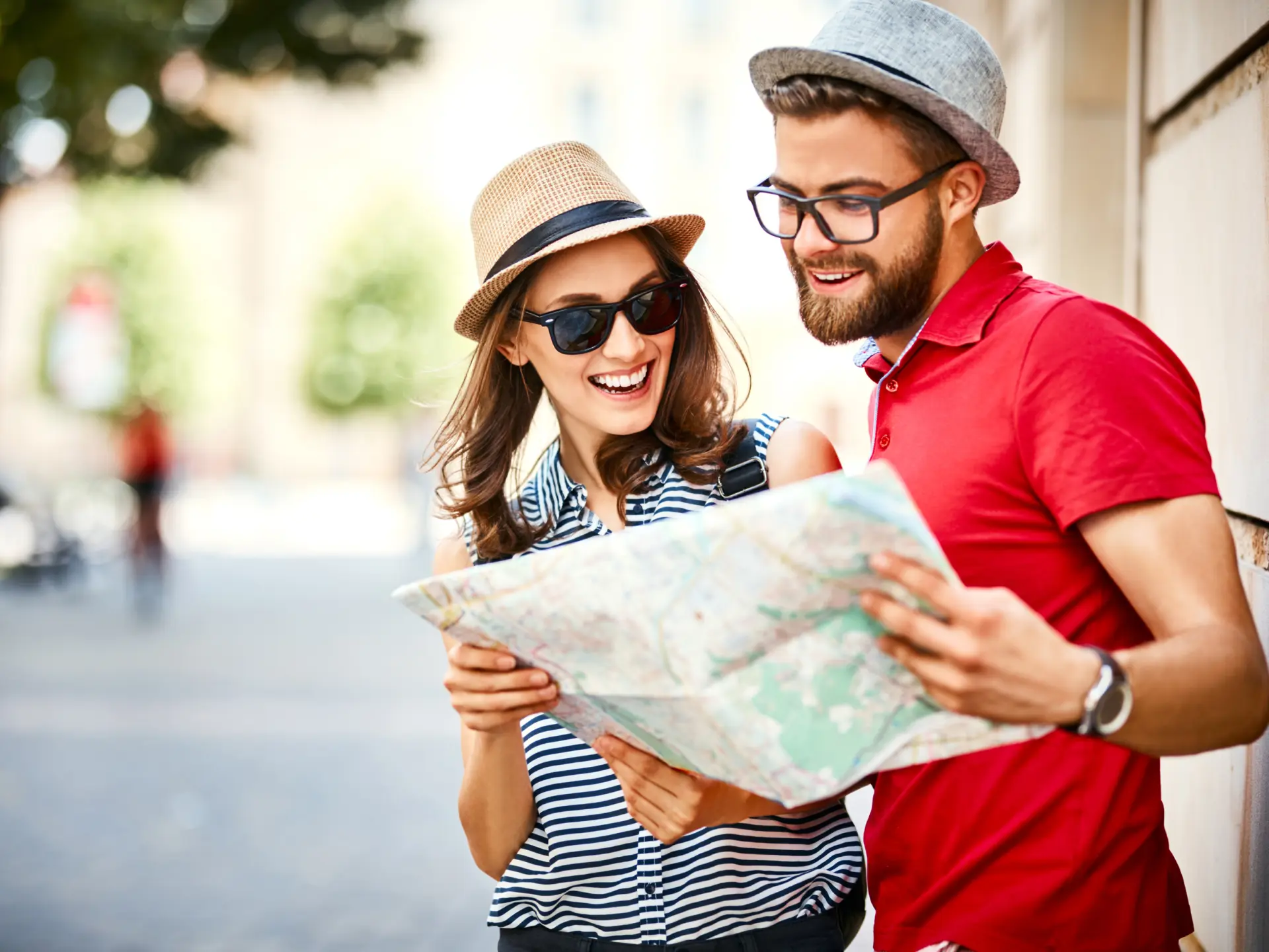 Couple citadin regardant une carte