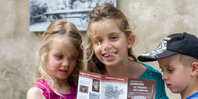 Visite du Musée d'Izernore en famille