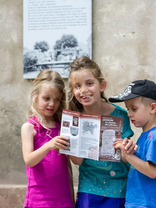 Familienbesuch des Museums von Izernore