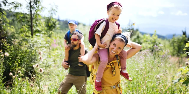 Familienspaziergang in der Natur