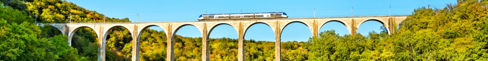 L'Ain à portée de train: train on the Cize-Bolozon viaduct in Ain
