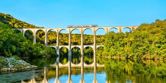 L'Ain à portée de train: Zug auf dem Viadukt von Cize-Bolozon im Departement Ain