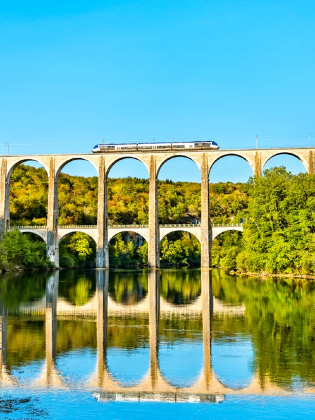 L'Ain à portée de train: train on the Cize-Bolozon viaduct in Ain