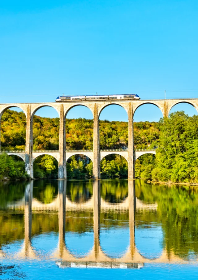 L'Ain à portée de train: Zug auf dem Viadukt von Cize-Bolozon im Departement Ain