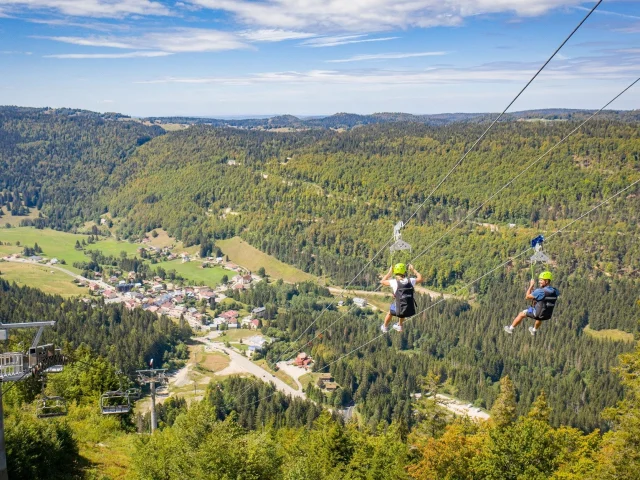 Tyrolienne géante à la station Monts Jura dans le Pays de Gex