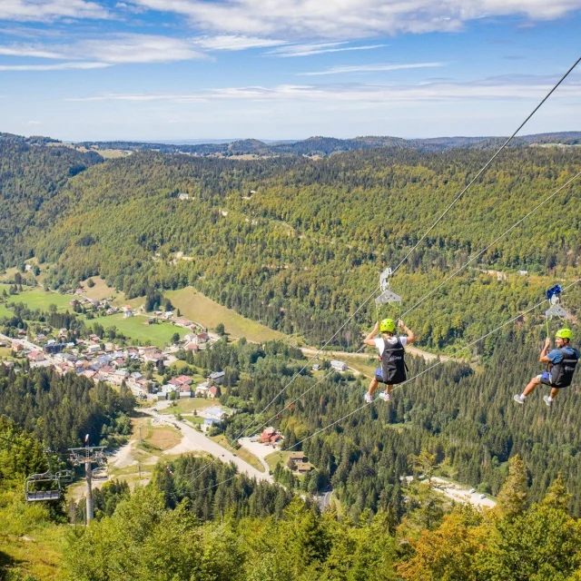 Tyrolienne géante à la station Monts Jura dans le Pays de Gex