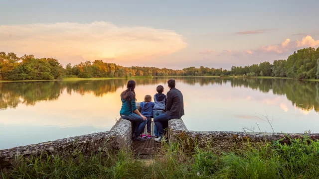 Famille au bord d'un étang de la Dombes