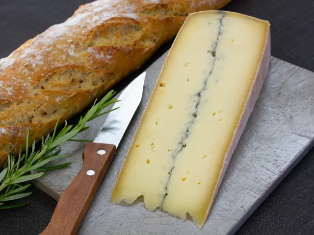 Gastronomie in Morbier – Shutterstock 1243932442