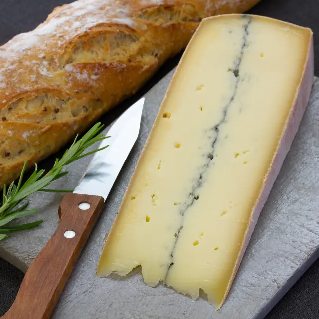 Gastronomie in Morbier – Shutterstock 1243932442