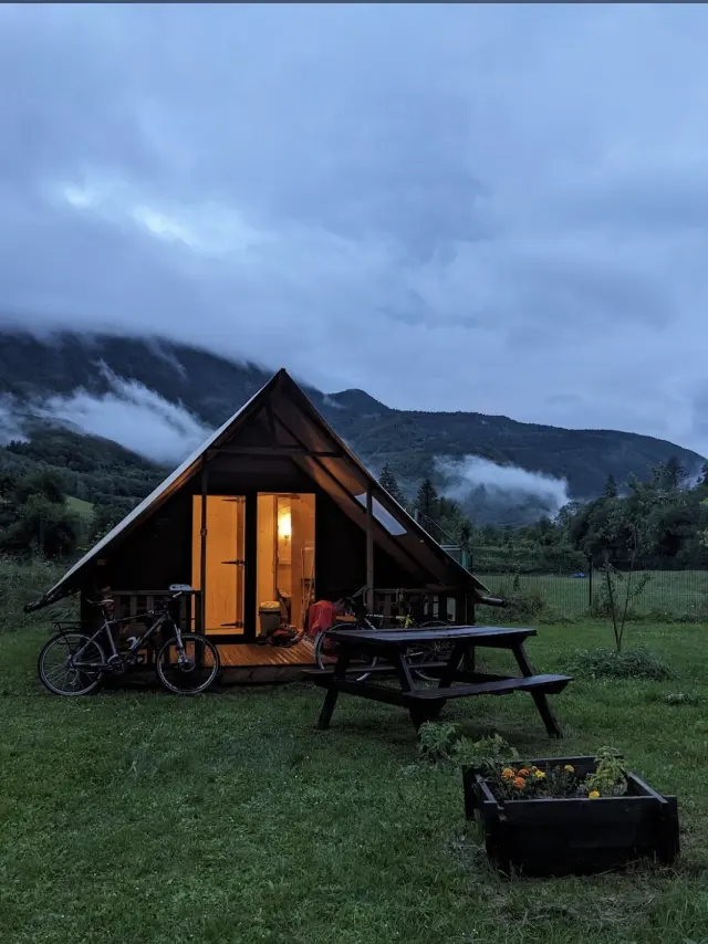 Camping Le Valserine à Chézery-Forens