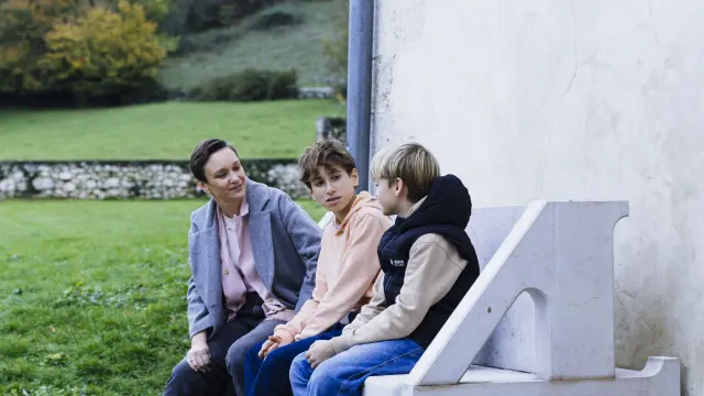 Famille sur le banc 44 de la Maison d'Izieu
