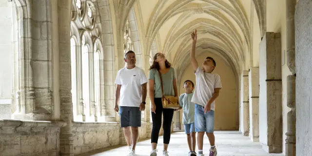 Cloitre De L'Abbaye D'Ambronay avec une famille