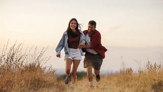 Balade d'une couple en pleine nature