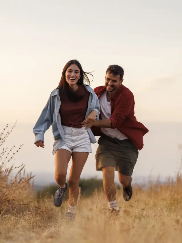Balade d'une couple en pleine nature