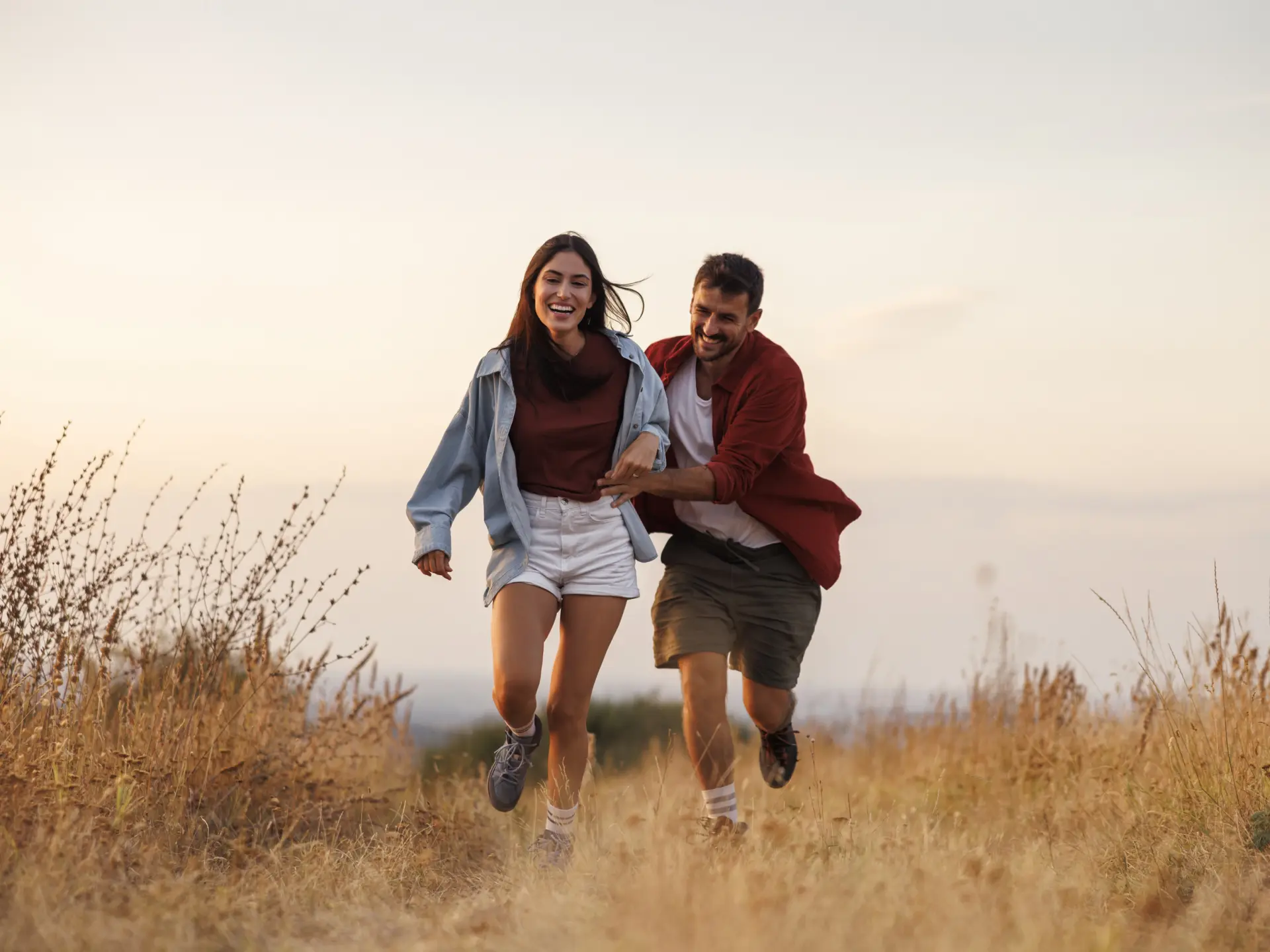 Balade d'une couple en pleine nature