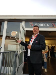 Patrice Gaillot, Directeur commercial d’Oyonnax rugby devant le restaurant La Bodega