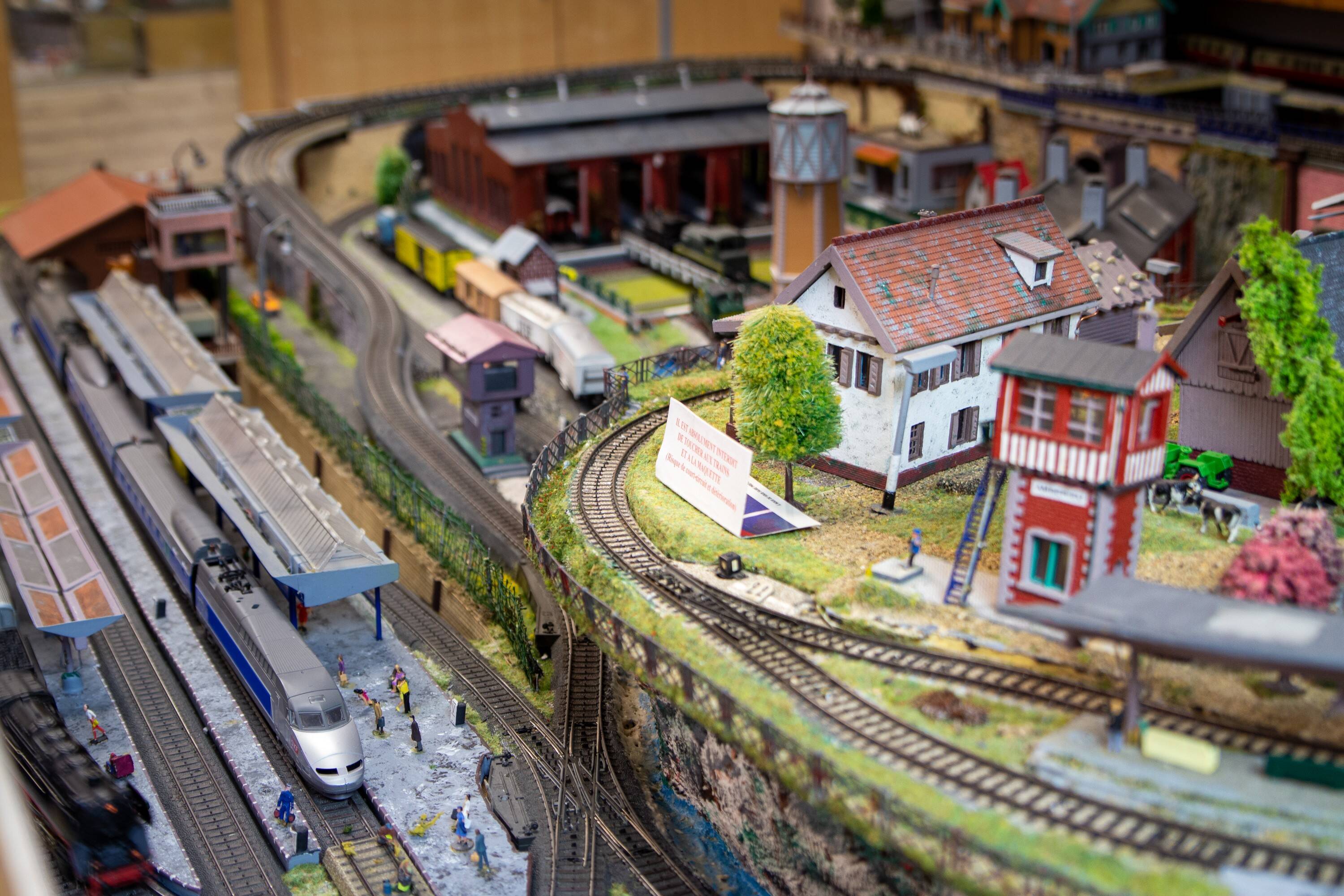 Cheminot d'une cité ferroviaire miniature 
